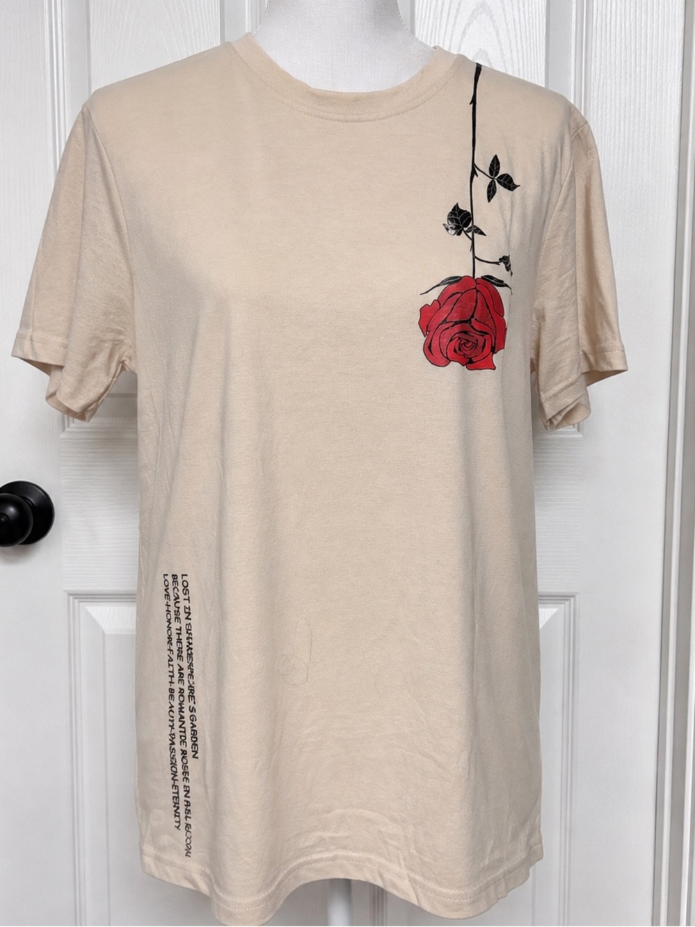 SHEIN Cream Short-Sleeve Tee with Red Rose Print 💚